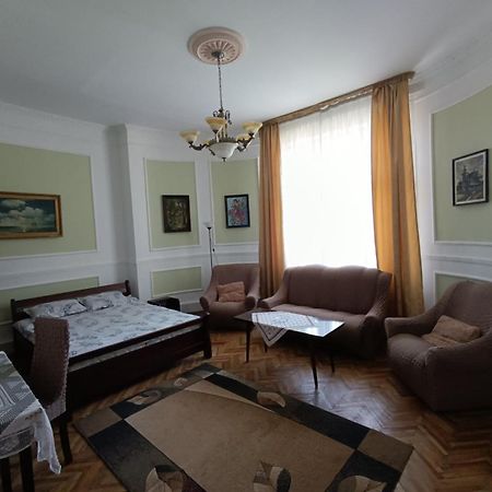 Старовинні Апартаменти У Центрі Міста Uzjhorod Eksteriør billede