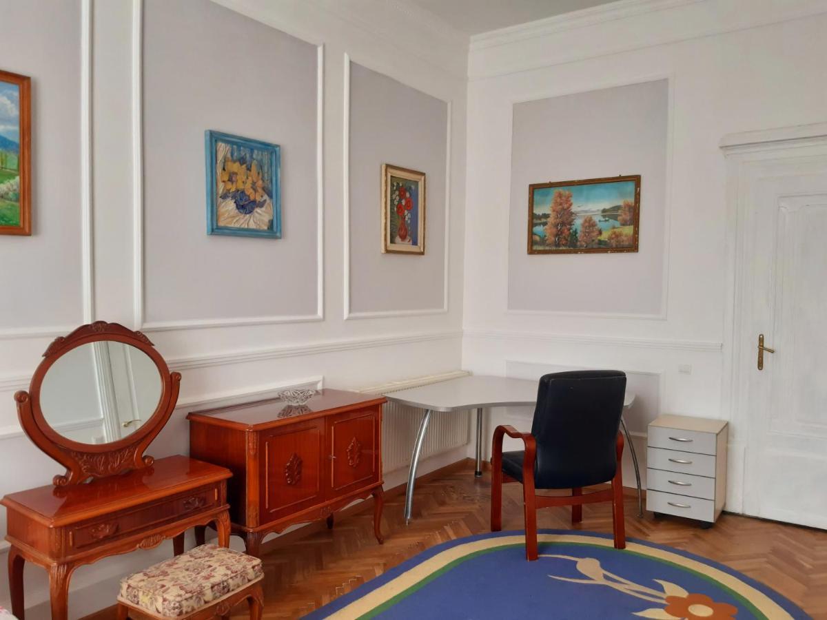 Старовинні Апартаменти У Центрі Міста Uzjhorod Eksteriør billede