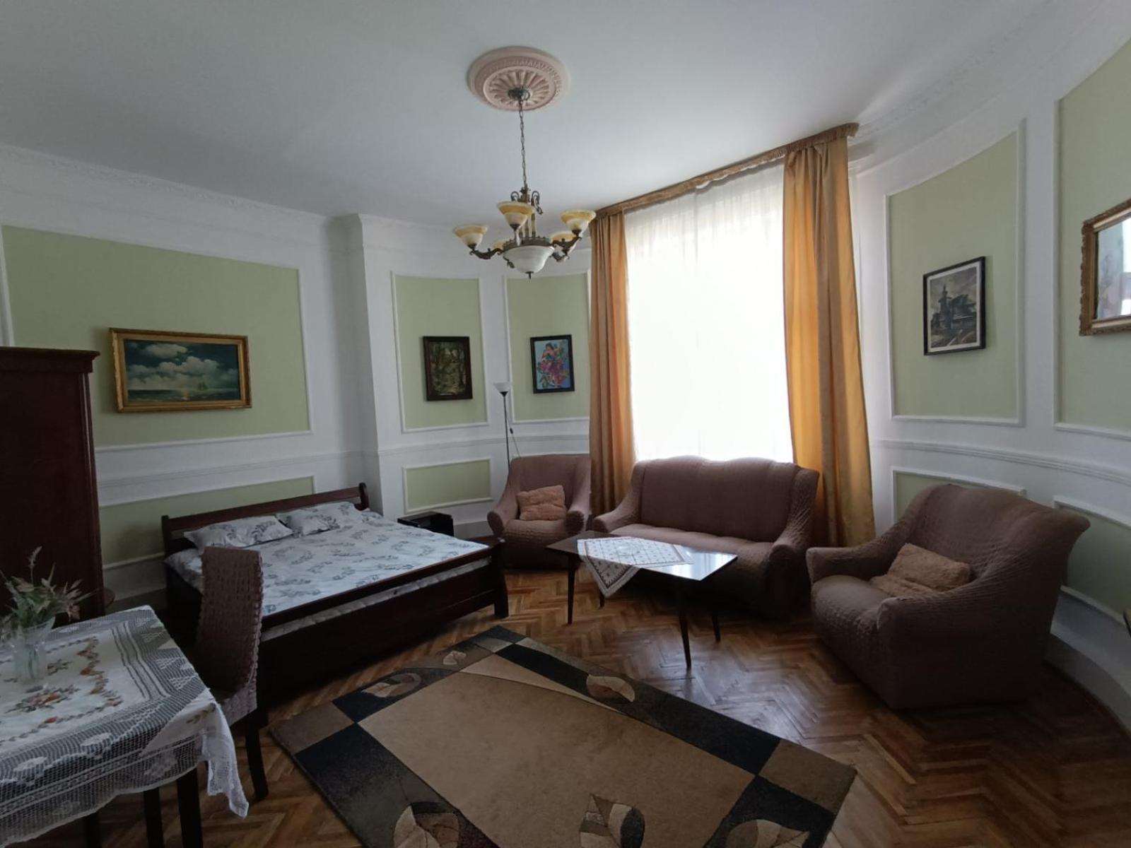Старовинні Апартаменти У Центрі Міста Uzjhorod Eksteriør billede